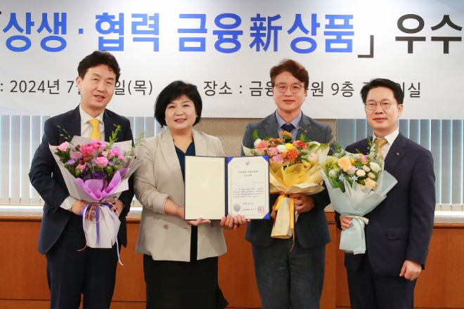 김미영 금융감독원 금융소비자보호처장(왼쪽 두 번째)과 박병곤 KB국민은행 기업고객그룹 부행장(오른쪽 첫 번째) 등이 기념 사진을 촬영하고 있다. / 사진=KB국민은행 제공