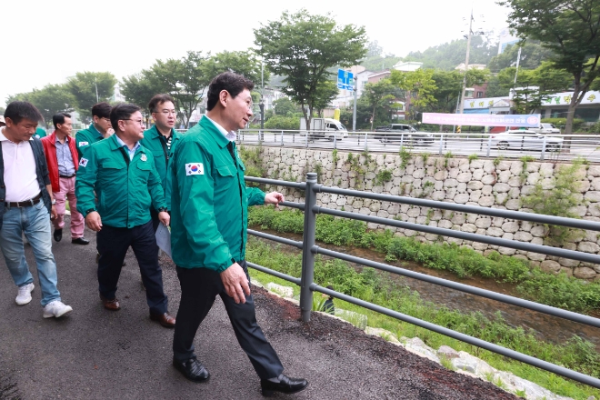 이상일 용인특례시장이 11일 ‘마북천’을 방문해 수질점검과 주변도로 통행문제를 점검하고 있다.(사진=용인시)