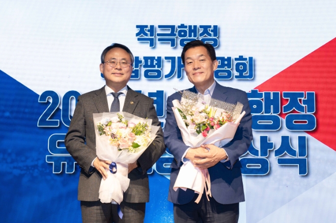 수원시가 전극행정 분야에서 최고상인 대통령상을 수상했다.이재준 시장(오른쪽)이 수상후 기념촬용을 하고 있다.(사진=수원시)