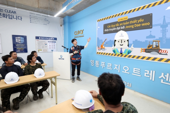 영통 푸르지오 트레센츠 현장에서 외국인 근로자들이 안전보건교육을 듣고 있다. / 사진=대우건설 제공