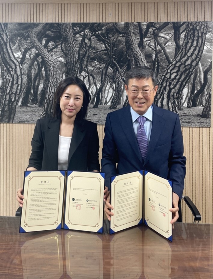 더헤드코치 김영경 대표와 법무법인 백송 박윤해 대표가 멘탈코칭과 헬스케어 사업을 위한 MOU를 체결했다