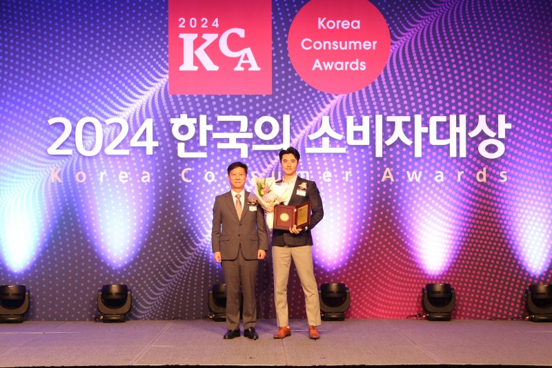 진정일 삼표시멘트 특수영업팀 지사장(사진 오른쪽)이 지난 11일 서울 더 플라자 호텔에서 열린 대상 시상식에서 수상한 뒤 기념촬영을 하고 있다. (사진 제공=삼표그룹)