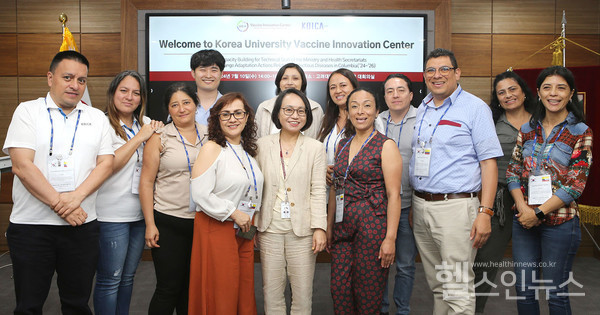 고대의대백신혁신센터콜롬비아보건부초청감염병대응역량교육참여자들이단체촬영을하고있다