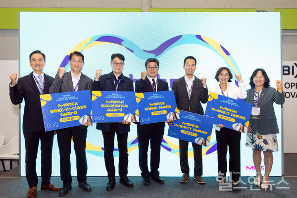 2024유망바이오스타트업발굴공모전에서수상자와관계자들이기념촬영하고있다.(머크라이프사이언스제공)