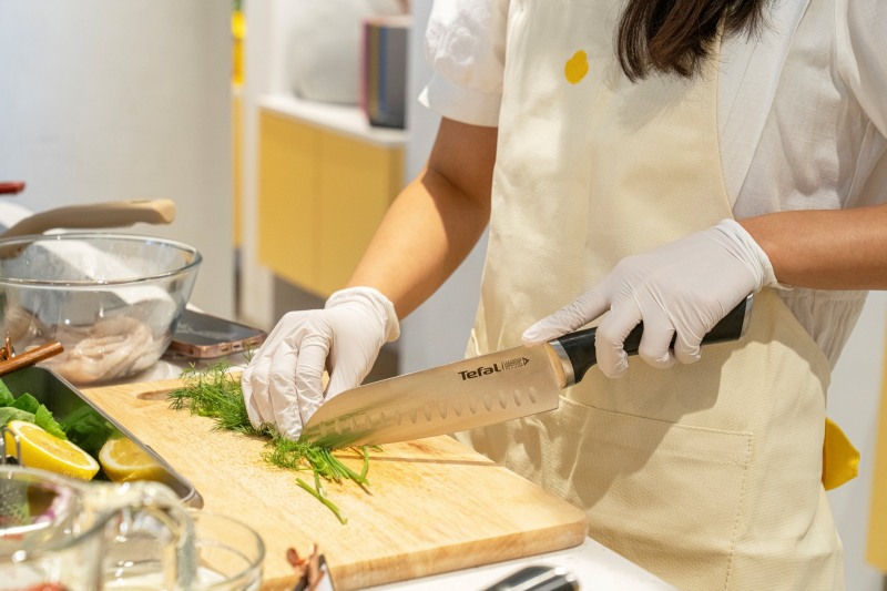 ▲ 쿠킹스쿨 참가자가 사용 중인 테팔 아이스포스 칼 (사진 제공=테팔)
