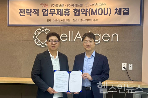 (왼쪽부터)모닛셀조승욱대표,세라트젠황용순대표가전략적업무제휴협약체결후기념사진을촬영하고있다