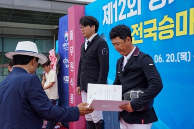팀 엑셀로 김준성 선수가 제12회 정기룡장군배 전국 승마대회 시상식에서 수상 중인 모습