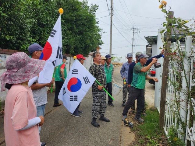 태극기 달기 캠페인 (사진제공 = 무안군)