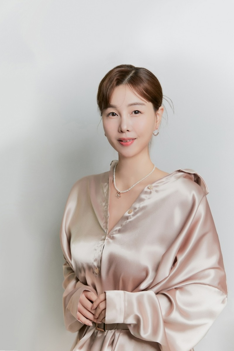 사진=신곡 '사랑의 배달꾼'을 발표한 가수 송태희 / 출처=채널넘버식스 제공