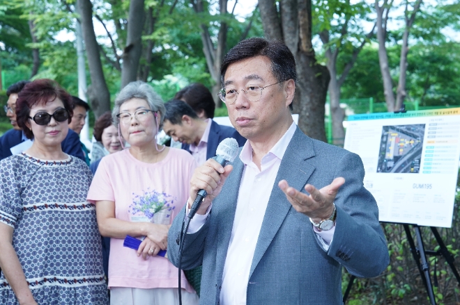 신상진 성남시장이 12일 오후 4시 구미동 옛 하수종말처리장을 방문해 주민들 상대로 즉석 간담회를 갖고 있다.(사진=성남시)