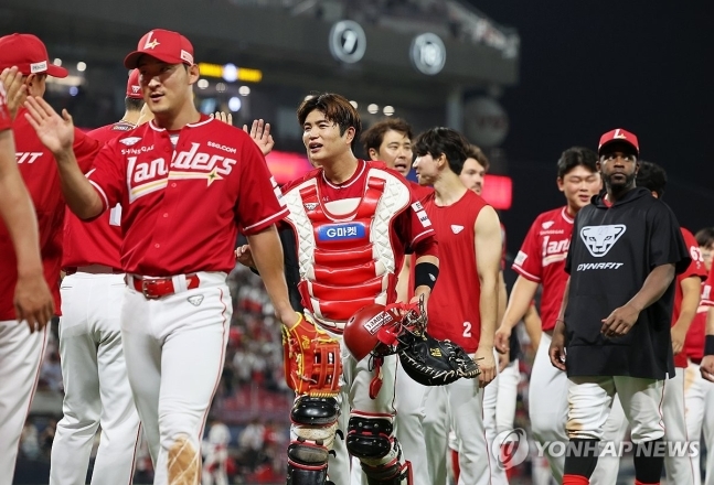 SSG '3회에만 10점' 타선 폭발! 선두 KIA 연승 저지