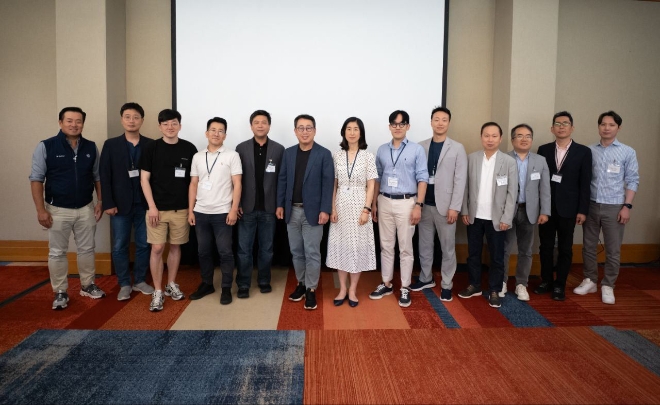 유영상 SKT CEO(왼쪽 여섯 번째)가 유나이트 행사에 참석한 ‘K-AI 얼라이언스’ 파트너사 CEO들과 기념 촬영을 하고 있다. / 사진=SKT 제공