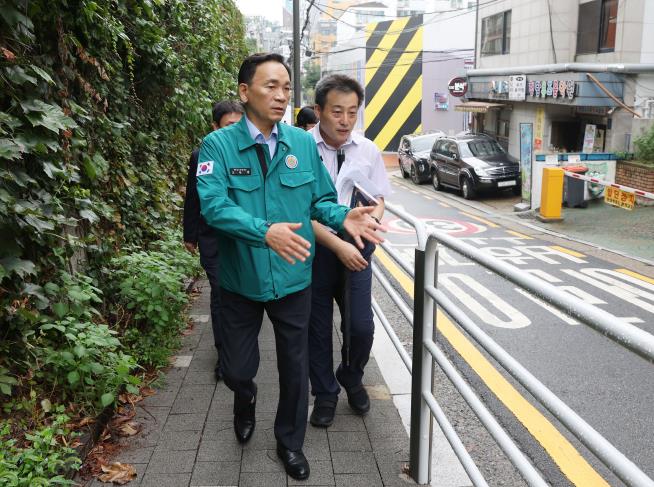 23년 8월 29일 언북초에 조성한 보행도로 점검하는 강남구청장