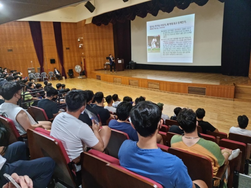 경륜 선수들이 금지약물 복용 예방 교육을 수강하고 있다