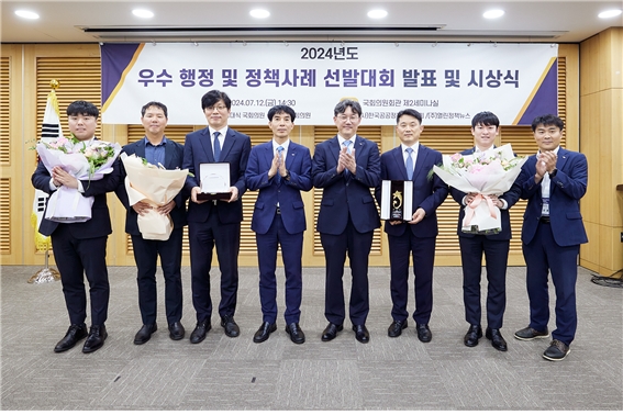 원호준 캠코 기업지원부문 총괄이사(오른쪽 네 번째)와 수상자들이 기념촬영을 하고 있다. / 사진=캠코 제공
