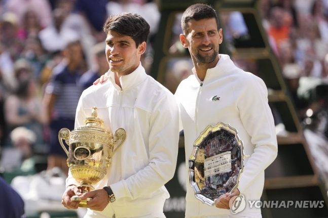 시상식에 나란히 선 알카라스(왼쪽)와 조코비치