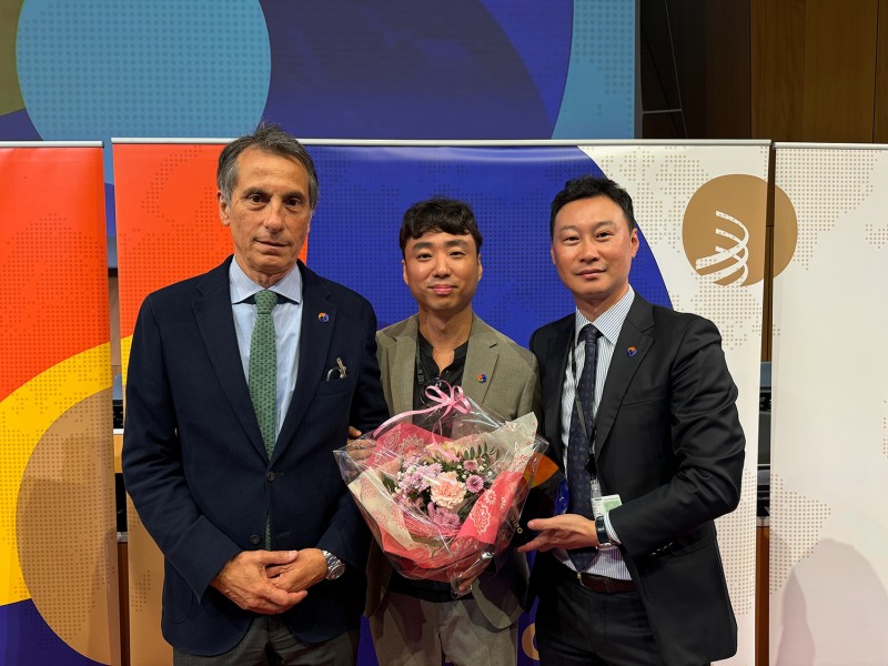 〈에이트테크 박태형 대표(가운데), 특허법률사무소 엘프스 이상열 대표변리사(오른쪽). 엘프스 제공〉