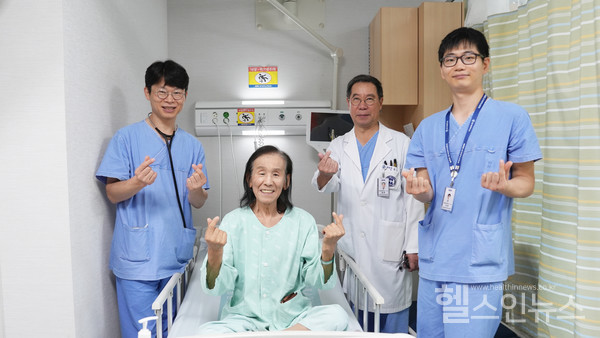 4시간의긴수술을받고건강을되찾은환자가퇴원을앞두고심장혈관흉부외과의료진과기념촬영을하고있다.(왼쪽부터유양기,송현,이준교수)