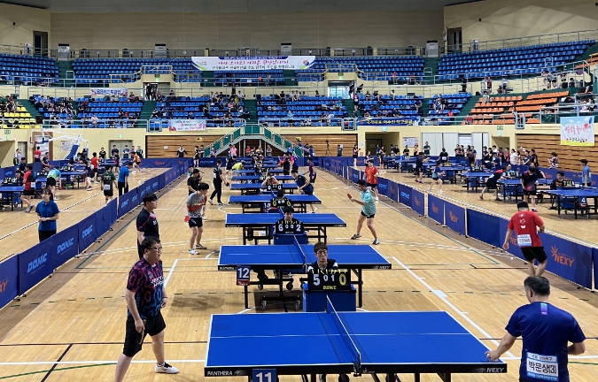 경주 실내체육관 및 근화여고 체육관에서 제4회 신라금관배 전국오픈 탁구대회가 열리고 있다.