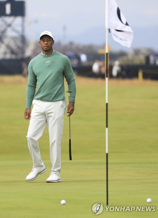 연습 라운드에 나선 우즈