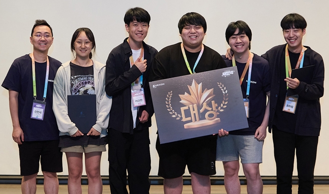 넥슨 신민석 총괄 디렉터(왼쪽)와 대상 수상팀 '북극곰수호대'가 시상식에서 기념촬영을 하고 있다. 사진 제공 : 넥슨