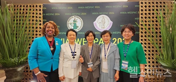 (왼쪽부터)엘레노어느와디노비(EleanorNwadinobi)세계여자의사회장,김봉옥인천힘찬종합병원장,박혜영상원의료재단힘찬병원이사장,박경아전(前)세계여자의사회장,홍순원한국여자의사회장이기념촬영을하고있다