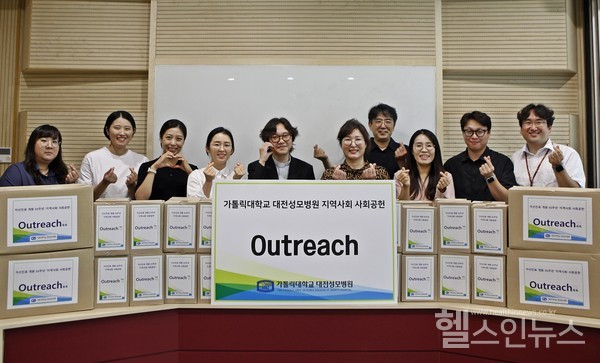 가톨릭대학교대전성모병원은15일동구행복한어르신복지관을방문해삼계탕후원및배식봉사를실시하고후원물품전달식을가졌다.사진은최바오로대전성모병원원목차장신부와김명희관장의기념촬영모습