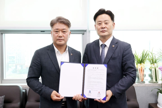 경기도의회 김정호 국민의힘 대표의원과 최종현 더불어민주당 대표의원이 합의문을 들고 포토라인에 섰다.(사진=경기도의회)