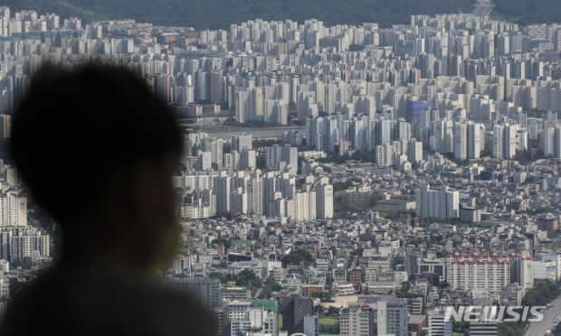남산에 한 시민이 아파트 단지를 바라보고 있다.(사진=뉴시스)