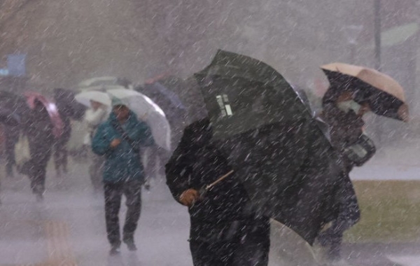 9일 오후 서울 중구 세종대로에서 우산을 쓴 시민들이 발걸음을 재촉하고 있다.