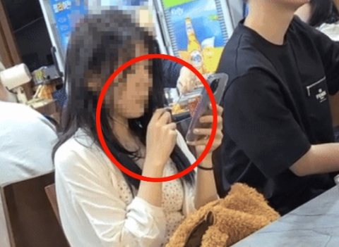 논현동 식당에서 전자 담배를 피우는 중국인 (출처 : 온라인 커뮤니티)