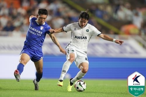 안산 그리너스전에서 뛰는 이기제(왼쪽)