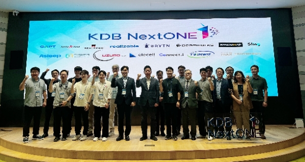 15일 산업은행 본점 IR센터에서 열린 KDB NextONE 9기 오리엔테이션 (첫째줄 여섯번째부터) 이준성 산업은행 부행장, 전화성 초기투자액셀러레이터협회장이 기념 사진을 찍고 있다. / 사진=KDB산업은행 제공