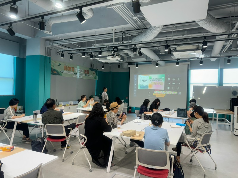 수지도서관의 북트레일러 프로그램에 시민이 참여한 모습