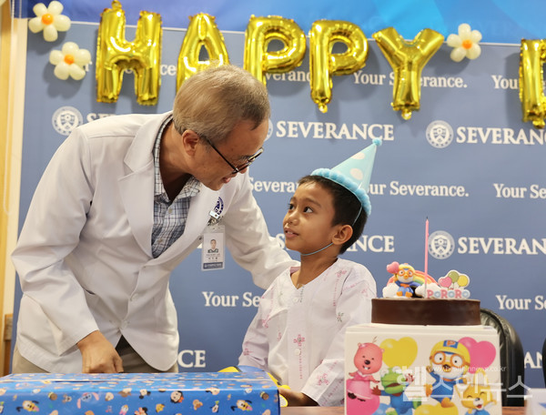 의료선교센터소장(박진용)이환아에게선물을주고격려하고있다