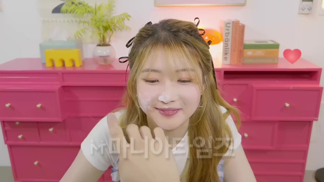 Bing World 'U&I 우리도 사랑일까' 인게임 화면 캡처. 등장인물 중 나리와의 알콩달콩한 시간. 그런데 생각나는 것은 닭발 뿐.