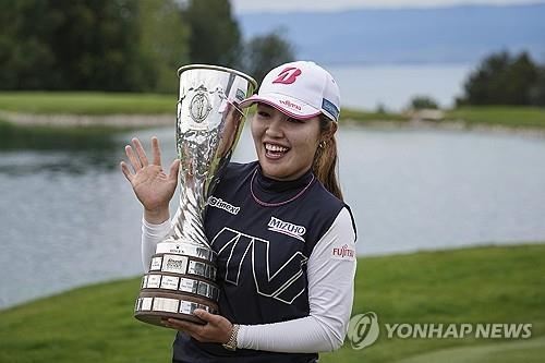 아문디 에비앙 챔피언십 우승 트로피를 품에 안은 후루에.