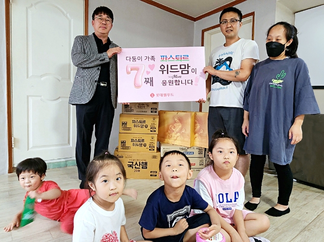 롯데웰푸드는 지난 15일 일곱째를 출산한 다자녀 가정에 축하 선물을 전달하고 향후 파스퇴르 영유아식 제품 후원을 약속했다. 이석원 롯데웰푸드 푸드영업전략부문장(왼쪽)이 영유아식 제품을 전달하고 있다. / 사진=롯데웰푸드 제공