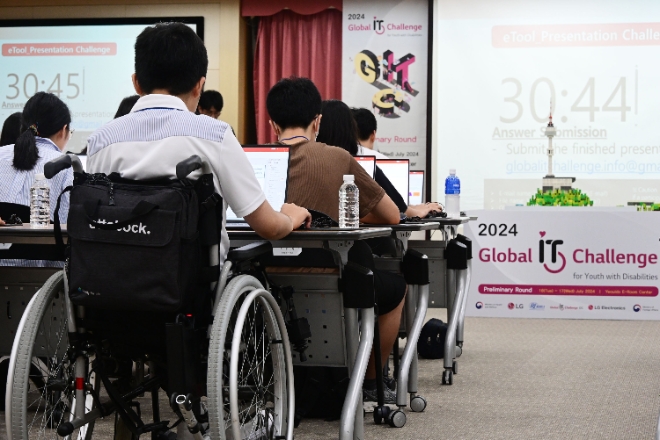 LG전자가 16일과 17일 양일간 ‘2024 글로벌장애청소년IT챌린지’ 예선을 개최했다. 이 대회는 장애 청소년들의 정보 활용 능력을 높여 사회 진출의 기반을 마련하도록 지난 2011년부터 진행돼 왔다. 사진은 지난 16일 서울 여의도에서 열린 예선 대회에 참가한 한국 장애 청소년들이 '파워포인트 활용 능력 평가'를 진행 중인 모습.