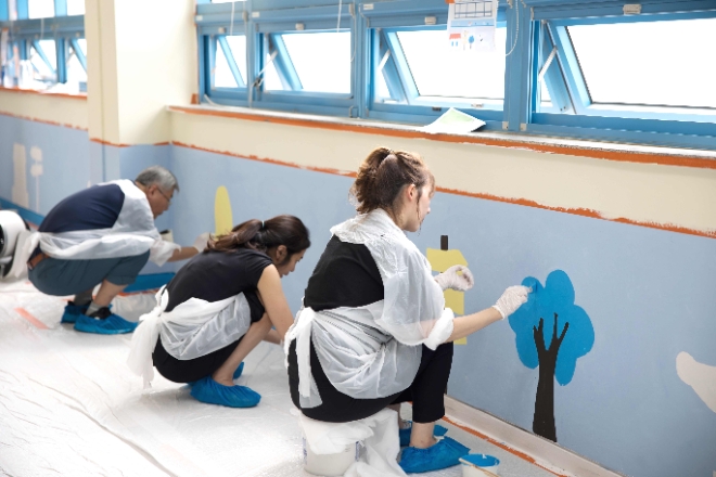 한국페링제약 임직원들이 나무와 자연, 가족의 사랑 등을 표현한 그림을 그리고 있다.