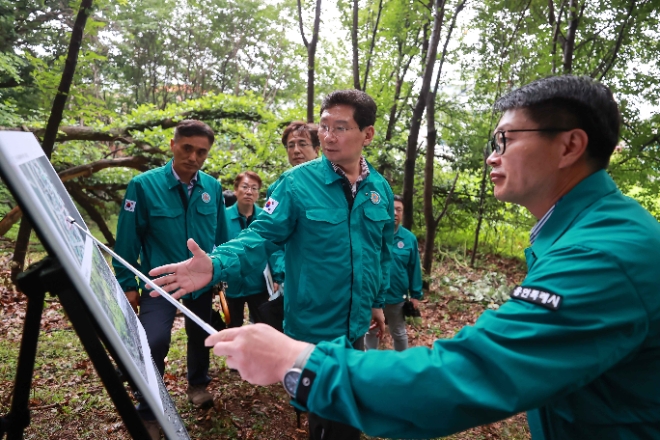 이상일 용인특례시장이 16일 오후 산사태 취약지역으로 지정된 처인구 포곡읍 삼계리 495-7번지 일대를 찾아 현장을 살펴보고 있다.(사진=용인시)