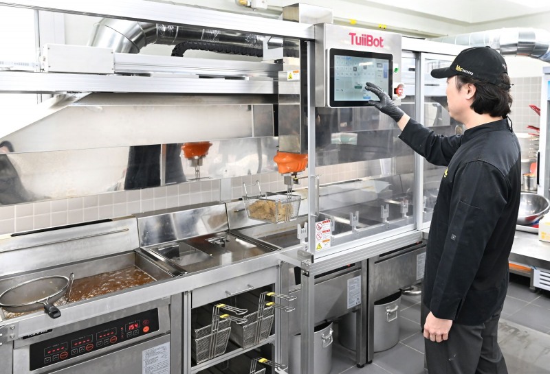 bhc 치킨, ‘튀봇’ 매장 도입 확대… 운영 효율성 극대화