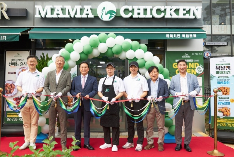 한국파파존스 자체 론칭 브랜드 마마치킨이 7월 15일 서울 종로구 홍파동 마마치킨 2호점(독립문점)에서 오픈식을 진행했다. 한국파파존스㈜ 서창우 회장(좌측에서 세 번째)과 전중구 사장(우측 첫 번째)이 관계자들과 함께 테이프 커팅을 하고 있다. 마마치킨 독립문점은 포장 배달 서비스 전문매장으로 운영된다.
