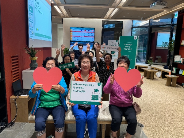 디지털문해교육을 신청한 안양시민대학 학습자들이 하나은행 탄현역 출장소에 방문하여 금융교육을 받고 있다. / 사진=하나은행 제공