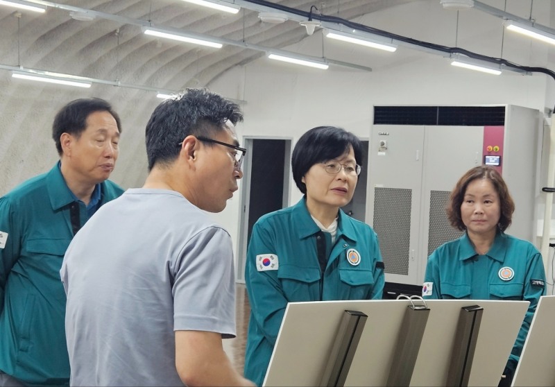 민방위 정부지원 주민대피소'를 현장점검하고 있는 이정화 제2부시장