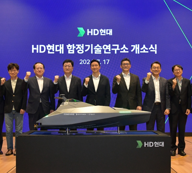 (왼쪽부터) 임도형 아비커스 대표, 김종배 HD현대중공업 부사장, 주원호 HD현대중공업 특수선사업부 대표, 정기선 HD현대 부회장, 김성준 HD한국조선해양 대표, 장광필 HD한국조선해양 미래기술연구원장, 설승기 HD현대 기술자문이 개소식 후 기념 촬영하고 있다. / 사진=HD현대 제공