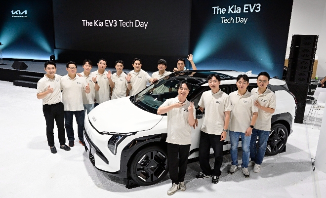 기아는 지난 16일 서울 광진구에 위치한 파이팩토리에서 ‘더 기아 EV3 테크 데이’를 개최했다고 17일 밝혔다. 사진은 더 기아 EV3 테크 데이에서 발표를 진행한 EV3 개발 담당 연구원들이 기념 촬영을 하는 모습. (사진 = 기아 제공)