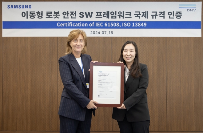 삼성전자는 자체 개발한 ‘이동형 로봇용 안전 소프트웨어 프레임워크’가 국제 인증기관인 DNV로부터 국내 최초로 국제 규격인 ‘IEC 61508’과 ‘ISO 13849’ 인증을 획득했다고 17일 밝혔다. 사진은 지난 16일 삼성전자 서울R&D캠퍼스에서 진행된 인증서 수여식에서 DNV 파트리치아 캄피 글로벌 제품 보증 본부장이 삼성전자 삼성리서치 최고은 로봇 플랫폼 팀장에게 'IEC 61508·ISO 13849' 인증서를 수여하는 모습. (사진 = 삼성전자 제공)