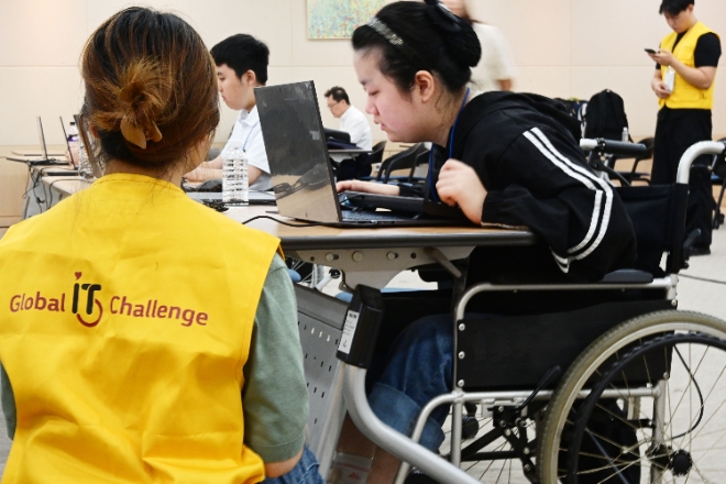 LG전자는 지난 16일부터 양일간 ‘2024 글로벌 장애 청소년 IT 챌린지(GITC)’ 예선을 개최했다고 17일 밝혔다. 사진은 지난 16일 서울 여의도에서 열린 예선 대회 현장에서 발달 장애 및 시각 장애를 갖고 있는 한국 장애 청소년이 '파워포인트 활용 능력 평가'에 참여 중인 모습. (사진 = LG전자 제공)