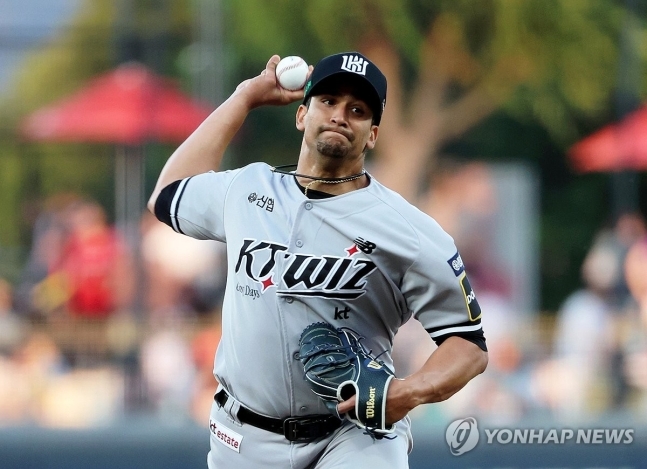 역투하는 쿠에바스